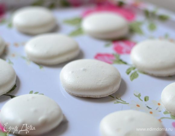  Переложить тесто в кондитерский мешок и отсадить на силиконовый коврик.В моем случае на пергамент.Я,по совету Кати, положила на основной противень для выпечки более тонкий противень,также застелила его фольгой в несколько слоев,затем на фольгу пергамент (так макаронс не должен потрескаться),и выдавила  кружки диаметром 3-4 см. Слегка встряхнуть,постучать об стол и оставить их подсушиться при комнатной температуре (где не должно быть сильно влажно и сквозняков) на минут 30.В это же время включить духовку на температуру 140 гр.Поставить пирожное в духовку на 13( 15 в моем случае) минут.Затем вынуть пирожные из духовки,не снимая с коврика или с пергамента,перенести вместе с ним на стол и дать остудится уже без противня.