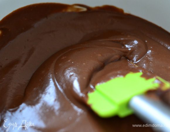 Готовим шоколадно-заварной крем.Желтки растираем с сахаром до бела,добавляем муку,взбиваем венчиком до однородности. Тем временем ставим молоко на маленький огонь,добавляем ваниль, подогреваем. Не кипятим. Влить немного теплого молока в яичную смесь,перемешать и вылить эту смесь в остальное молоко. Варить до загустения,как только начнет закипать,снять с огня,добавить черный шоколад,перемешать до растворения шоколада.Остудить,поставить в холодильник,чтобы крем хорошо охладился.