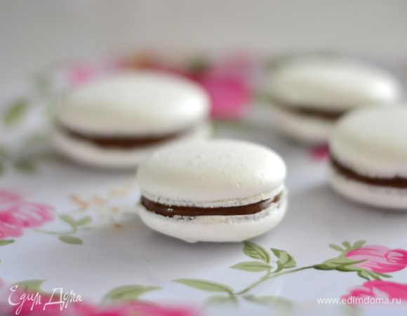  Начинить пирожные кремом,желательно из кондитерского мешка. Хранить пирожные лучше в холодильнике в закрытом контейнере.