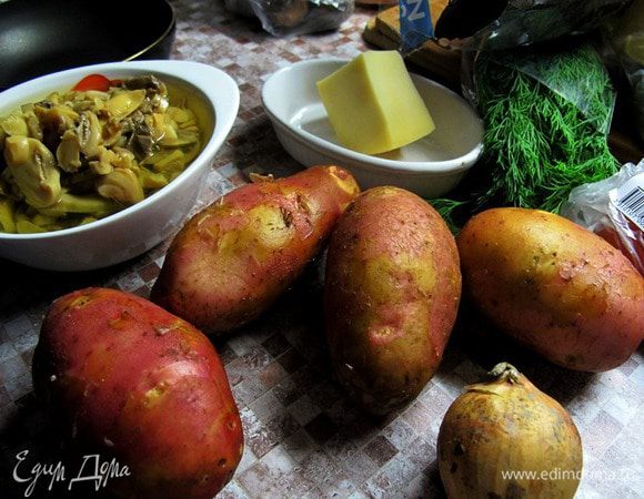 Блюдо лучше готовить из молодого картофеля. Картофель тщательно промыть. Разрезать вдоль на половинки. Лук и грибы мелко порезать.