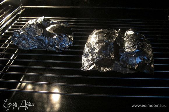 Срезы картофеля смазать растительным маслом. Картофель завернуть в фольгу и отправить в духовку минут на двадцать для запекания.