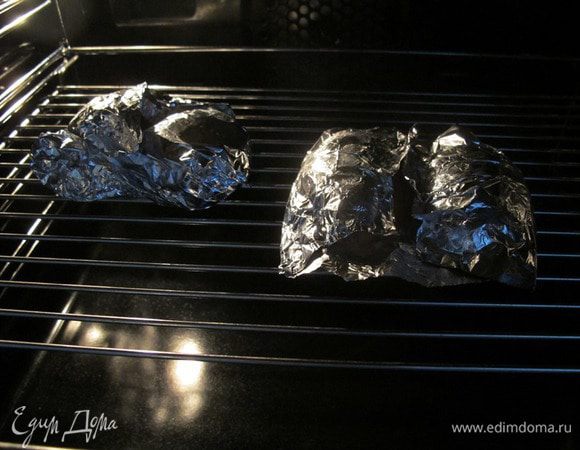 Срезы картофеля смазать растительным маслом. Картофель завернуть в фольгу и отправить в духовку минут на двадцать для запекания.