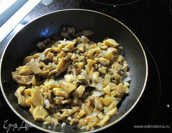 Грибы обжарить с луком на сковороде.