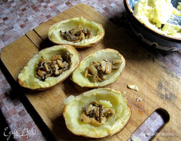 В картофелины положить грибы, сверху картофельное пюре.