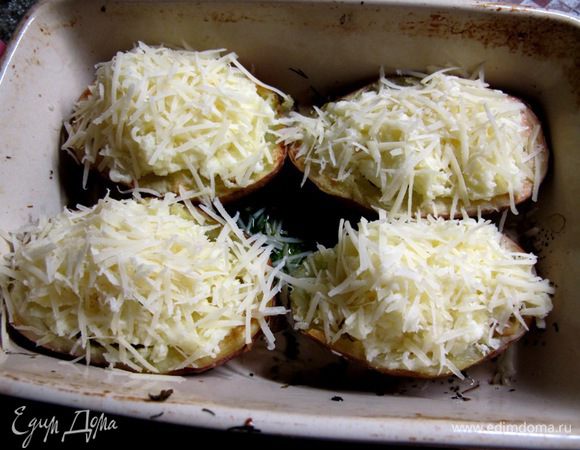 Посыпать сыром и зхапечь в духовке на сильном жару ещё 5 минут.