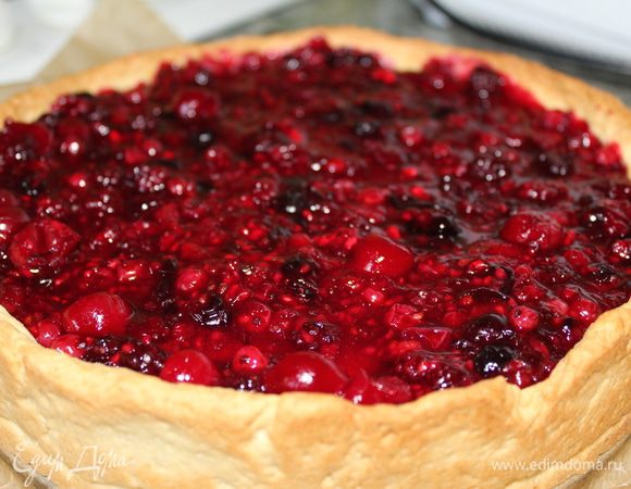 Когда соус готов, дала ему остыть немного и выложила его на марципановый слой. Охладила в холодильнике.