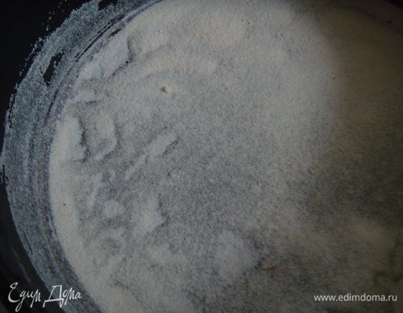 В форму смазанную раст.маслом и обсыпанную мукой выложить наше тесто