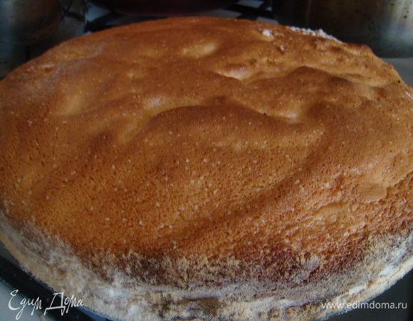 Готовый бисквит остудить, испечь второй по аналогии