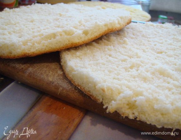 Остывший бисквит разрезать и пропитать.