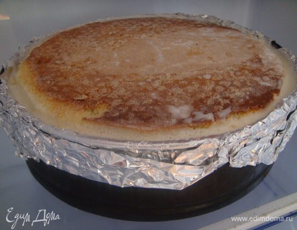 Торт поочередно собрать, промазав взбитыми сливками. Я выкладываю торт в разъемную форму, выложенную фольгой.