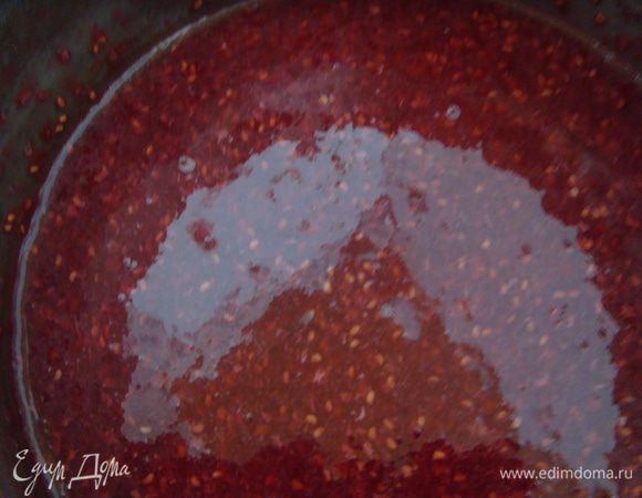 Охлажденный торт перевернуть, снять фольгу, обмазать уваренной малиной. Для этого: перетертую с сахаром малину прогреть, протереть сквозь сито, ввести сахар, пару ложек лимонного сока, предварительно замоченный желатин. Обмазать этим торт.