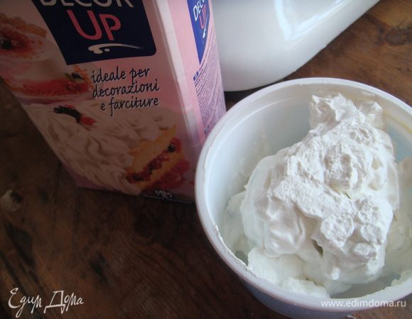 В взбитые сливки ввести пару капель пищевого красителя, ароматизатора "малина" и перемешать