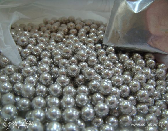 припудрить торт блеском, для этого кондитерский блеск набрать в ложечку и слегка дуть, блеск сам прилипнет, только дуть не сильно!! Иначе будет много!