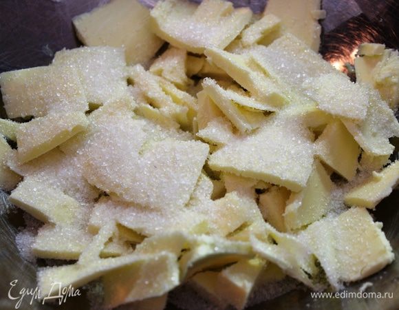 Сначала готовим основу для пирога. Для этого следует нарезать тонкими пластинками сливочное масло (можно его предварительно размягчить), добавить сахар и соль 