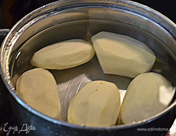 Картофель отварить, чтоб не разварился и лучше слегка недоварен. Картофель порезать пластинками осторожно.