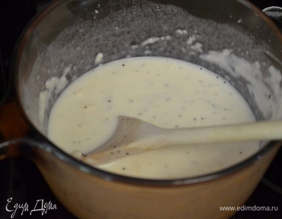 Приготовим белый соус: В кастрюльке растопить сливочное масло, добавить муку. Перемешать. Готовим примерно 3 мин. Добавить молоко и на медленном огне готовим помешивая соус. Снять с огня. Посолить и поперчить. Можно добавить 1-2 стол.л густые сливки для богатого вкуса.