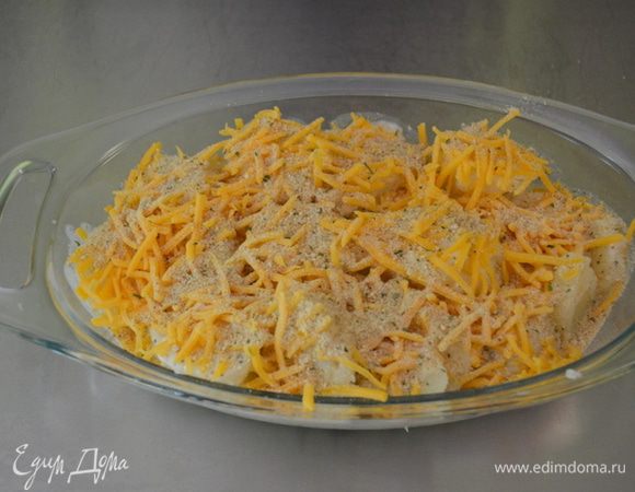 Духовку разогреть до 200 гр. В картофель вылить приготовленный белый соус. Сверху сыр Чеддар. А затем хлебную крошку . Поставим в духовку на 30 мин.