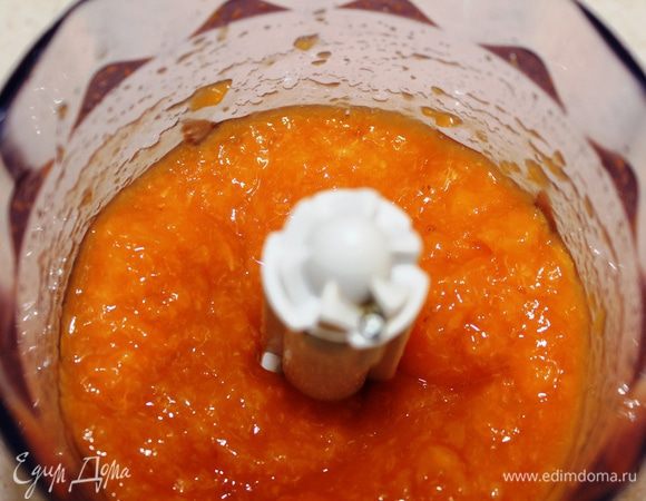 Для творожной начинки: абрикосы освободить от косточек и половину всего их количества превратить в пюре с помощью блендера-измельчителя