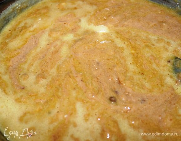 Затем взбить венчиком яйца с сахаром и добавить к полученной массе. Все аккуратно перемешать