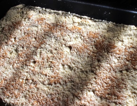 Присыпать начинку половиной оставшейся крошки (5 ст.л.)