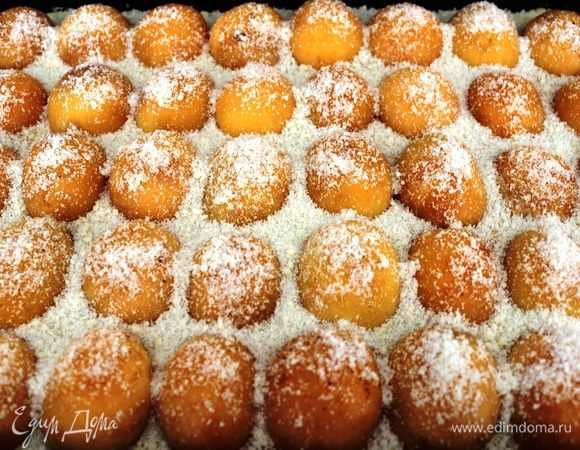 Присыпать сверху другой половиной оставшейся крошки (5 ст.л.) и немного сахарным песком...для хруста)))