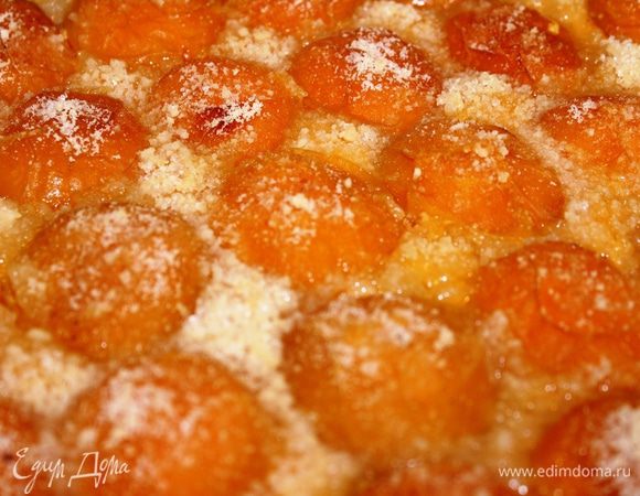 Во время приготовления образуется сок, который пропитывает половинки абрикосов. В результате получается очень сочный и ароматный пирог. На праздничном столе он смотрится очень эффектно и нарядно, благодаря ярким абрикосам. Угощайтесь!!!