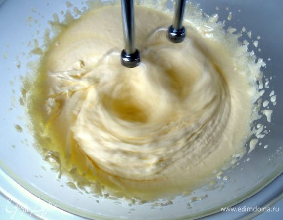 Желтки взбить с сахаром добела, 