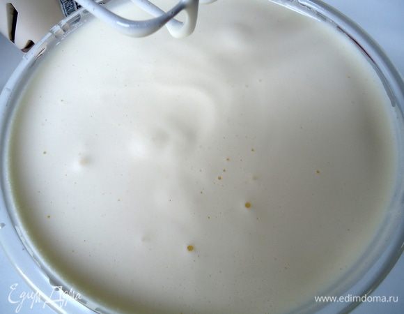 Так увеличивается желтковая масса, так что берите чашу большого объема. 