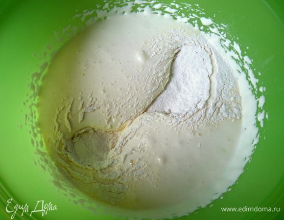 Муку просеять вместе с разрыхлителем.
Соединить с взбитыми желтками. 
