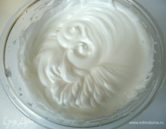 Белки взбить со щепоткой соли, до мягких пиков.