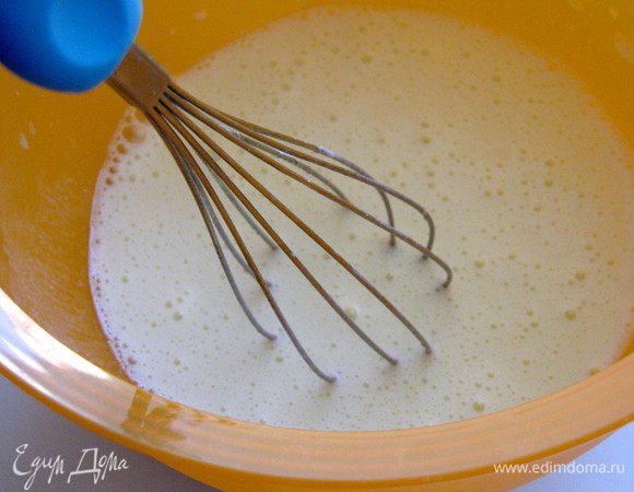 Приготовим тесто. Яйцо слегка разболтать с солью, добавить кефир, соду, растительное масло и хорошо размешать.