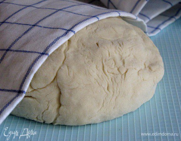 Затем добавить муку, сколько возьмет тесто. Примерно может понадобиться 2-2,5 ст. Тесто должно быть достаточно мягким, слегка липким, но отставать от рук. Вымесить тесто на столе и оставить под полотенцем на 20 минут "отдохнуть".