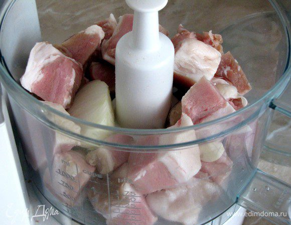 Пока тесто отдыхает, приготовим начинку. Мясо измельчить в процессоре или прокрутить на мясорубке вместе с зубчиком чеснока и половиной луковицы. Свинину лучше брать пожирнее, тогда начинка будет сочнее.