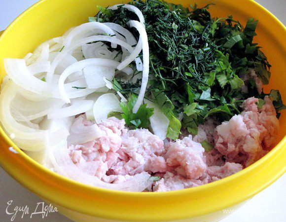 Остальной лук порезать тонкой соломкой, зелень измельчить и добавить в фарш. Чем больше лука в начинке, тем пирог получится сочнее. Добавить сливки или молоко, посолить, поперчить и перемешать.