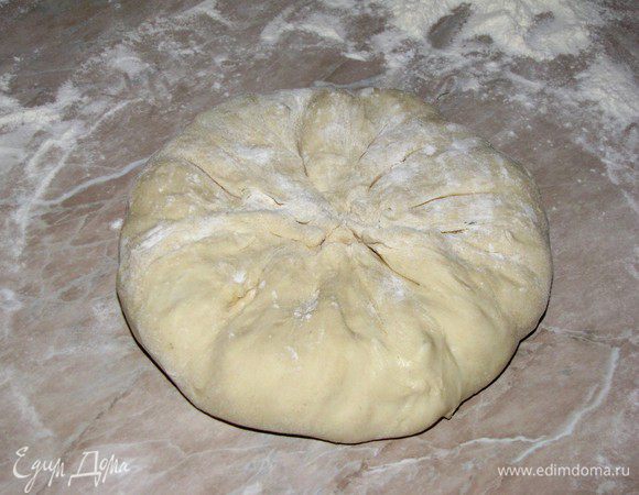 Собрать края к середине и защипать, не оставляя зазоров через которые может вытечь сок при выпечке.