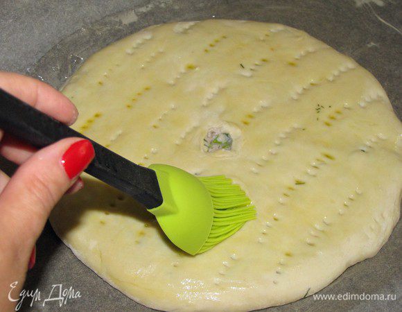 Смазать сливками или яйцом.