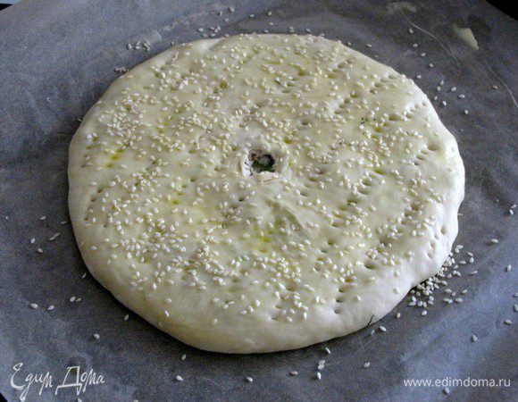 Посыпать кунжутом. Поставить выпекаться при 180 гр. на 30 минут.