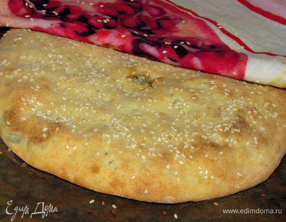 Готовый мясной пирог сбрызнуть водой и накрыть полотенцем. Оставить на 15 минут.