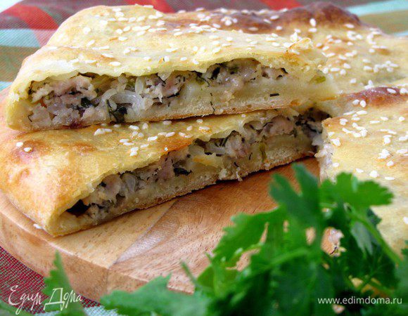 Затем пирог можно разрезать и подавать к столу. Ну оооооочень вкусно!)))))