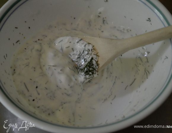 Смешать сметану, укроп и кефир, соль и перец. Отставить в сторону.