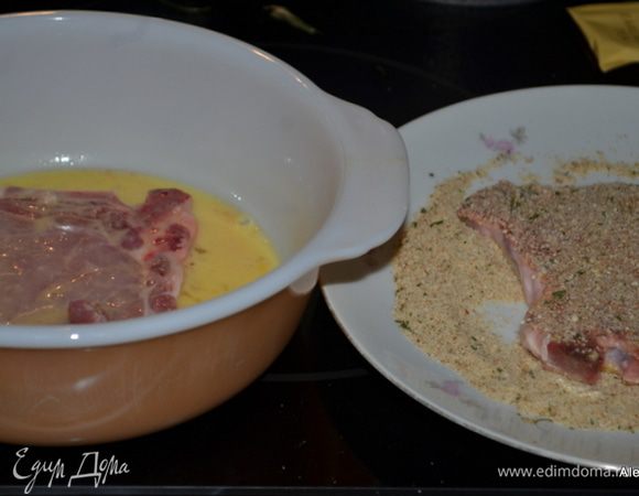 Смешать молоко и яйцо. В другой емкости  хлебную крошку, петрушку,чеснок со специями соль и перец. Сначала окунем в яичную смесь, затем в хлебную крошку.