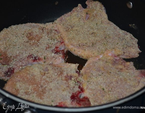 Выложить свинину на разогретую сковороду с олив.маслом. Обжариваем с обеих сторон до готовности.