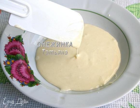 Начнём с теста и выпечки корзиночек. Белок взбиваем миксером до устойчивых «пик». Продолжая взбивать, вводим сахар, взбиваем до устойчивости. Добавляем размягчённое сливочное масло и просеиваем муку. Снова взбиваем до однородности. Оставляем тесто на 8-10 минут. Тесто должно быть жидковатым, но не жидким и не густым, чтобы при выкладывании на противень (сковороду) оно немного растекалось. Если чувствуете, что тесто недостаточно жидкое, добавьте совсем немного воды и перемешайте. Можно попробовать на одной корзиночке, затем Вы почувствуете каким тесто должно быть. 