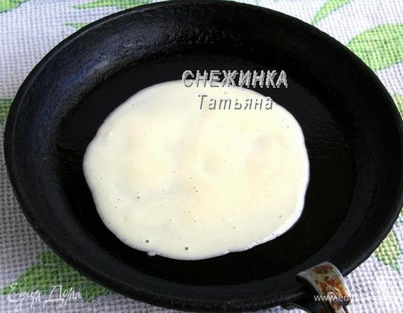 Для выпечки я использовала чугунную сковороду (с ней очень удобно и ничего не прилипнет), смазывая её растительным маслом. Можно использовать противень, застелив его бумагой, смазанной маслом. Предварительно я скороду прогрела в разогретой до 190С духовке, чтобы первая заготовка быстрее пропеклась. Ложкой наливаем тесто, формируя тонкий круг, диаметром около 8 см, это около 1,5 ст.л. 