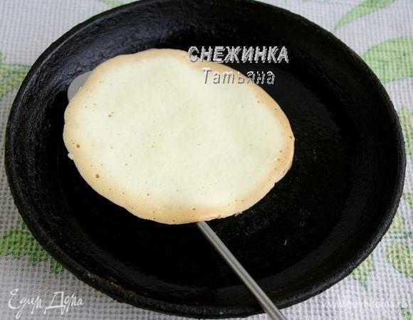 Ставим выпекаться в духовку. Приблизительно это займёт 5-8 минут. Ориентируйтесь так: когда краешки заготовки подрумянятся, можно вынимать. При помощи лопатки сразу же снимаем заготовку.