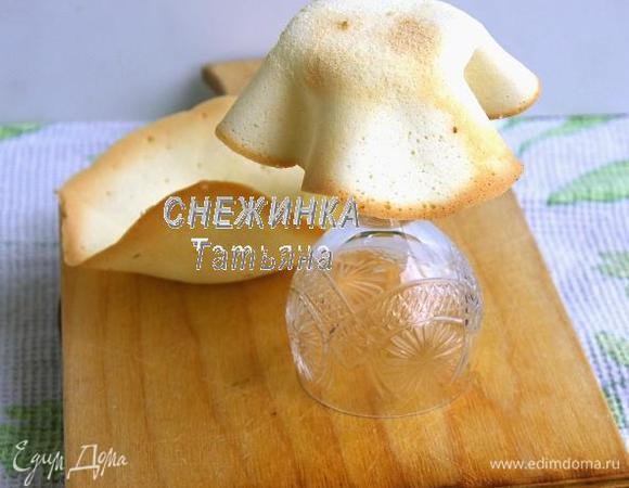 Тут же переворачиваем заготовку на дно рюмки или небольшого стаканчика. Красиво загибаем края, осторожно, горячие! Оставляем на минуту, корзиночка быстро фиксируется, снимаем её с рюмки.