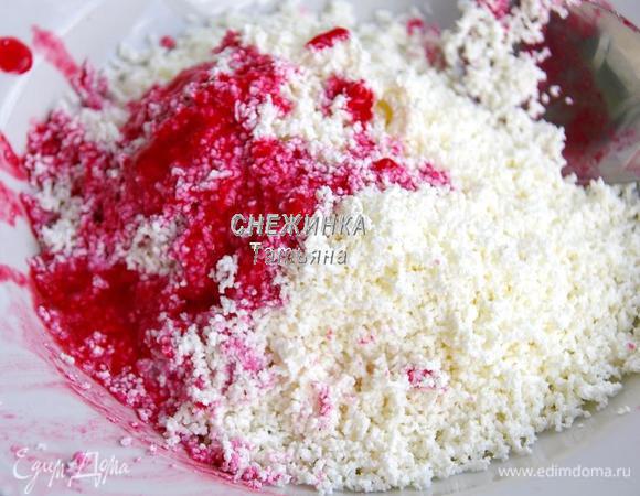 Творог перетираем через сито. Из брусники выдавливаем сок и добавляем к творогу.  