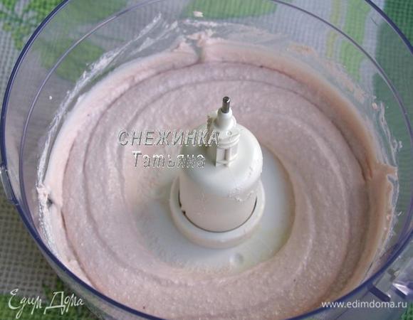 Кладём сгущенные сливки (молоко) и всё хорошенько взбиваем до однородности. Я воспользовалась комбайном.
