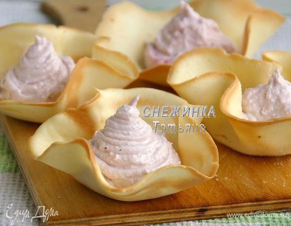 Корзиночки заполняем кремом, можно использовать корнетик или кондитерский мешок (шприц).