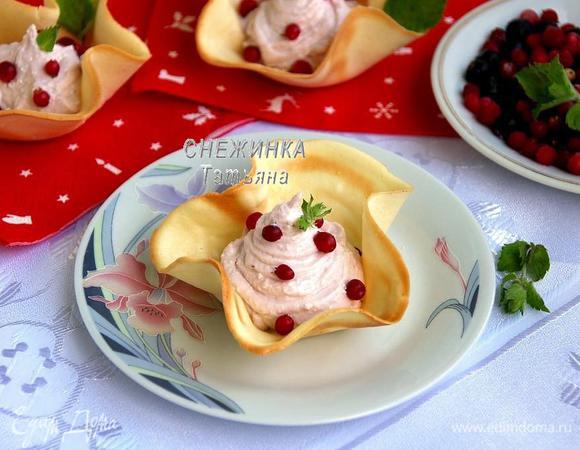 Украшаем брусникой и мятой. 